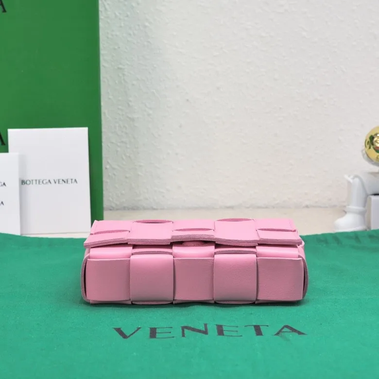 Batch 1320, ready to ship, first release on the whole network ♨️♨️ (mini size) BV sheepskin + 15 grid cassette + limited edition 🉑️🉑️🉑️ Classic style, high-end simplicity, this upper body is super refreshing! Paired with the BV parrot green on the sides, it’s very stylish but not exaggerated! Model: 7587 Size: 19*5.5*12cm